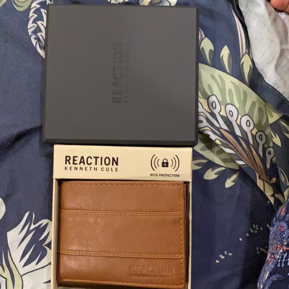 Kenneth Cole mens Wallet - Picture 4 of 8